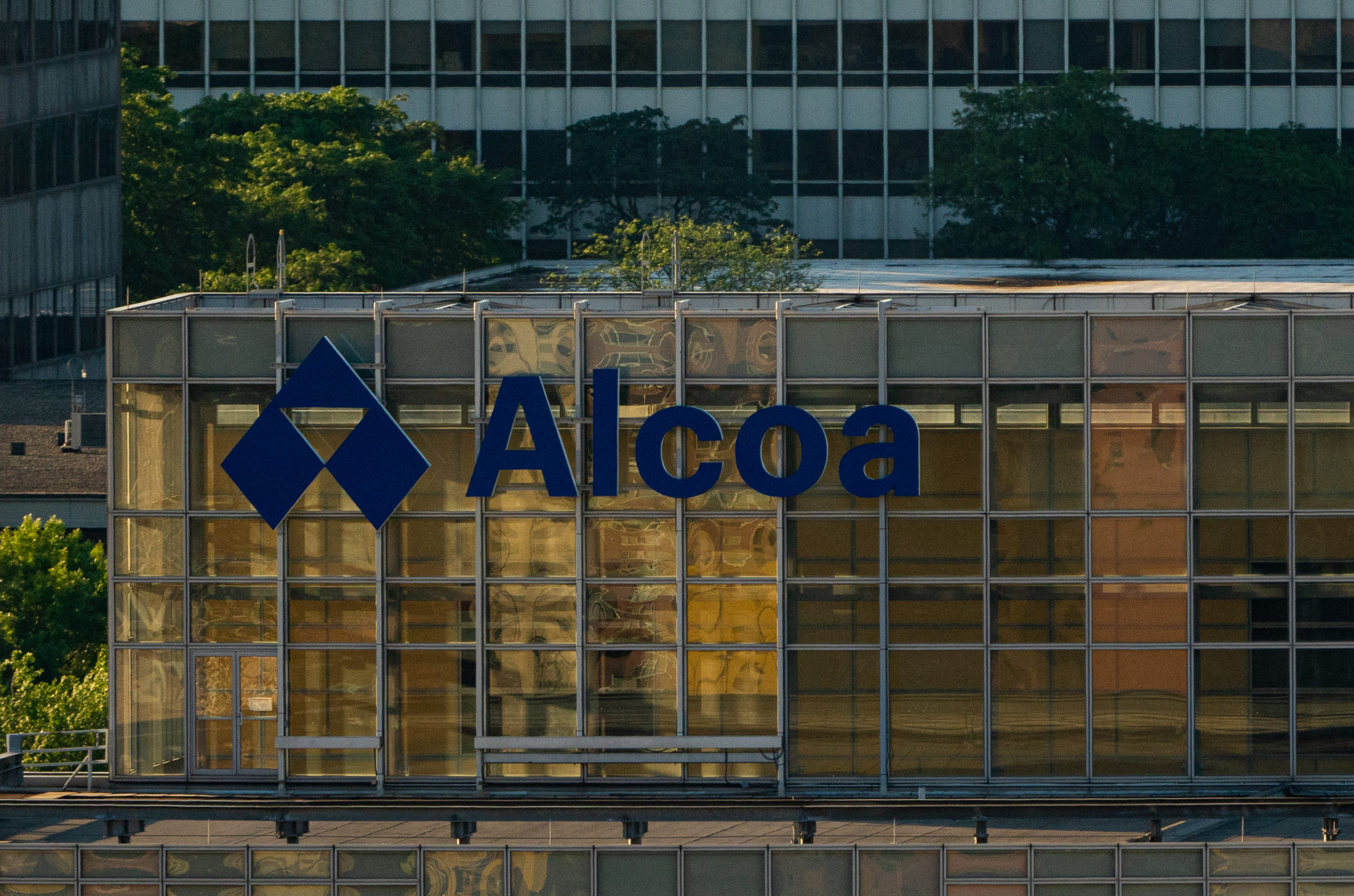 Alcoa names new CEO in abrupt change as Harvey exits