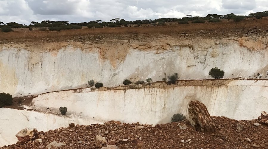 Using kaolinite to discover gold, critical mineral deposits