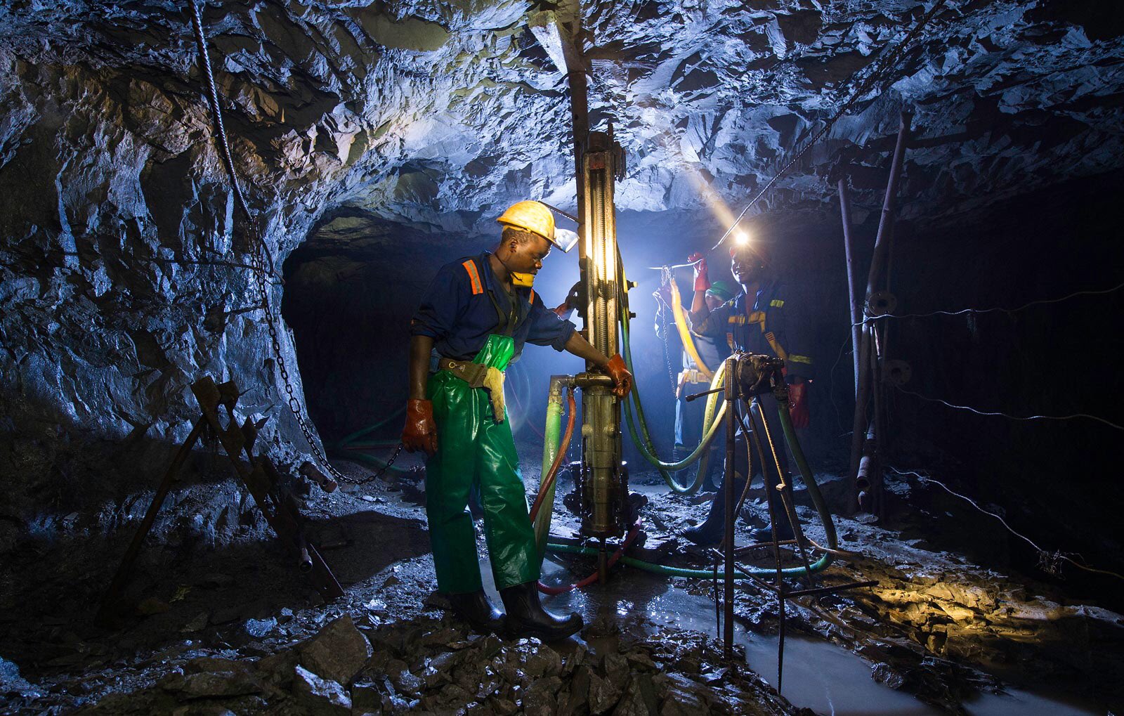 Zimbabwe gold mine collapse leaves 11 miners trapped