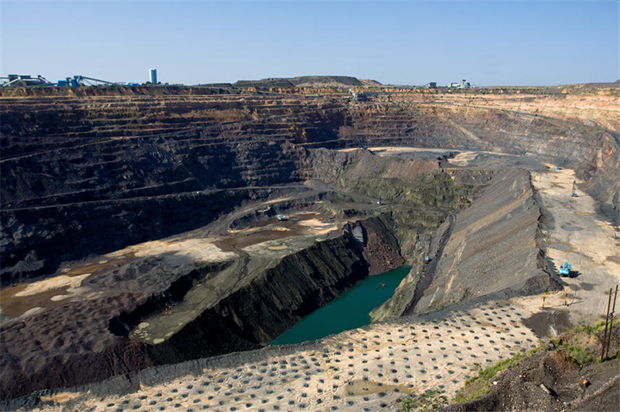De Beers to spend $1 billion in Botswana mine expansion